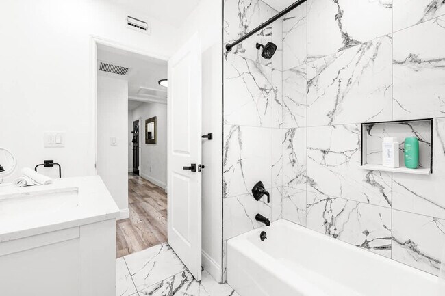 Building Photo - 1271 Woodlawn St