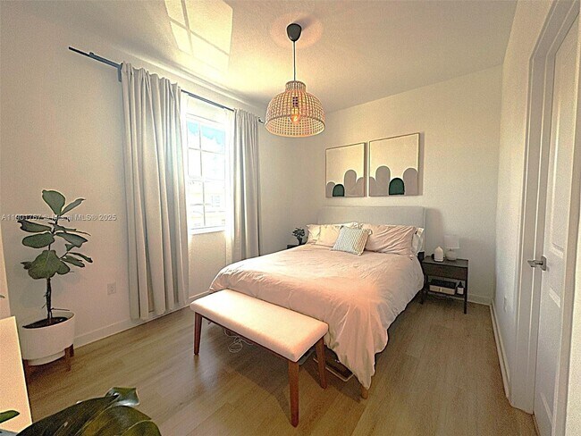 Building Photo - 476 NE 5th St