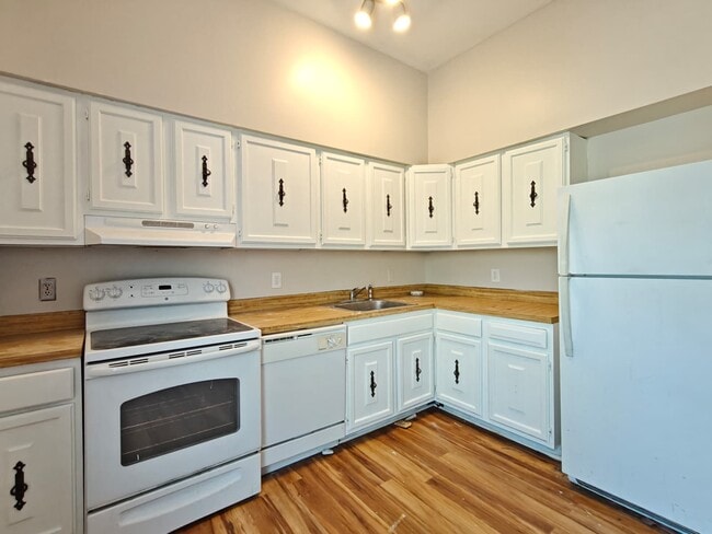 Building Photo - 906 Bromley Estate