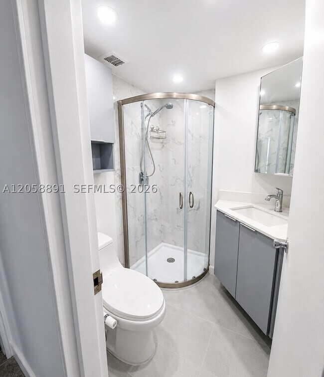 Building Photo - 2655 Collins 2306