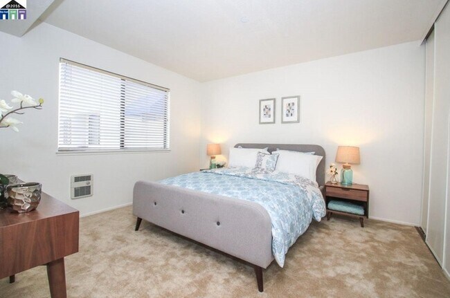 Building Photo - 39455 Albany Common