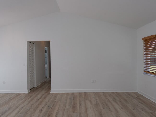 Building Photo - "Spacious 3-Bedroom Pool Home with 2 Baths & 2,075 Sq. Ft. of Comfort in Venice, FL!"