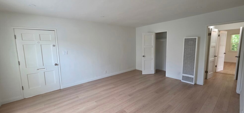 Building Photo - 7034 Hazeltine Ave