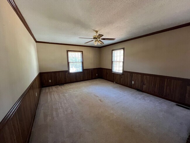 Building Photo - Spacious 3 Bedroom, 2 Bath Rental Home