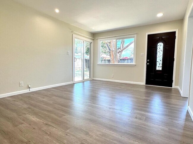 Building Photo - 908 Live Oak Dr