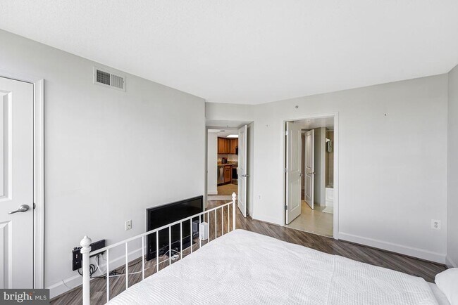 Building Photo - 11800 Sunset Hills Rd