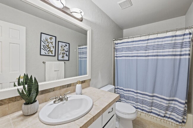 Building Photo - Spacious 6-Bedroom Broadmoor Rental with M...