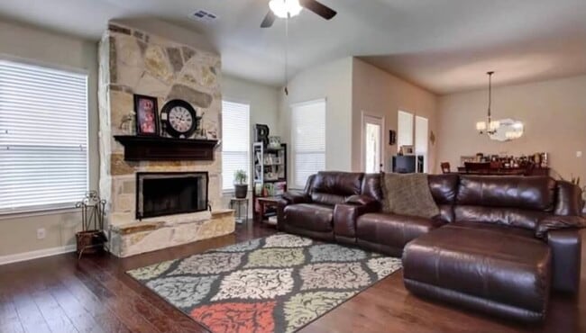 Building Photo - 323 Chisholm Trail