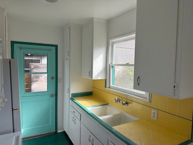 Building Photo - 924 Electric Ave