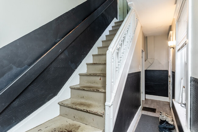 Building Photo - 208 Bosley St