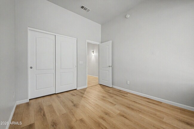 Building Photo - 8634 E Hillview St