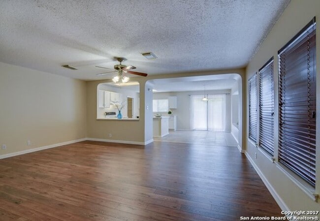 Building Photo - 3/2 1 Story Open Concept Far West SA