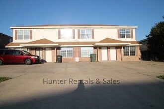 Building Photo - Updated 3-Bedroom, 2-Bath Townhome with Downstairs Suite in Prime Killeen Location