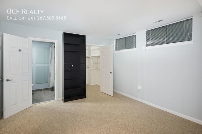 Building Photo - Wash Sq West 2 Bed Condo