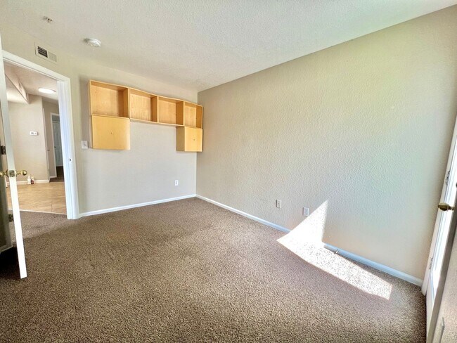 Building Photo - 2 Bed Apartment in the Sable Cove Condomin...