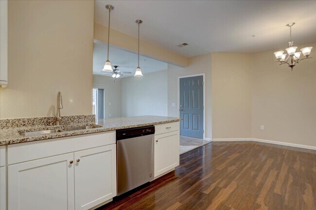 Building Photo - 2nd Floor, 2 bed, 2bath, Community Pool!
