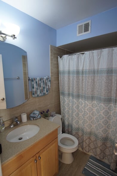 Building Photo - 636 W Webster Ave