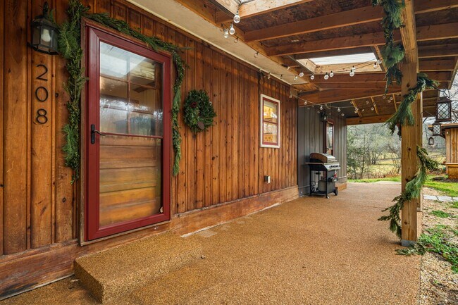 Building Photo - Rural Retreat in Candler with Bonus Room (Heat, Water, & Lawn Maintenance Included)