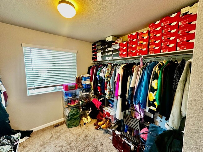 Building Photo - "Experience Spacious Living: 5-Bed, 3-Bath Home in Elizabeth!"