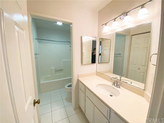 Building Photo - 5888 Thornhill Dr