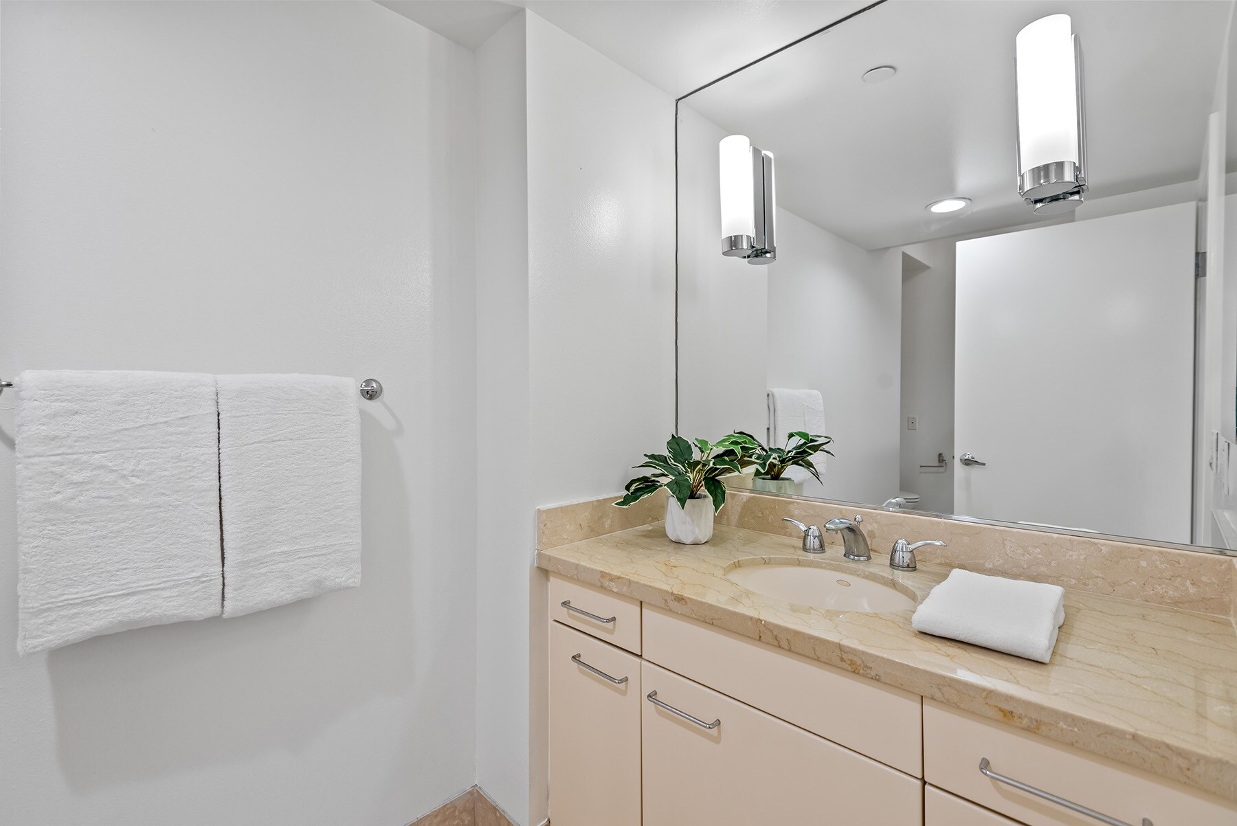 Building Photo - 13600 MARINA POINTE Dr