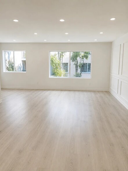 Building Photo - 321 N Palm Dr
