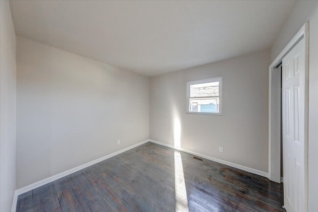 Building Photo - 1367 W Pruitt St