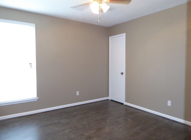 Building Photo - 21311 Park Mt Dr