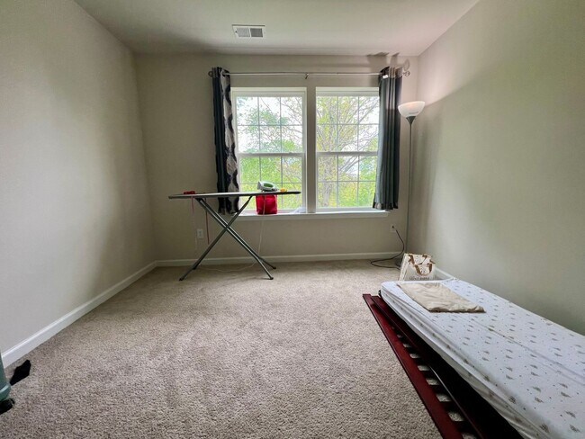 Building Photo - Stunning 4-Bed Townhome in Quakertown! Available NOW!