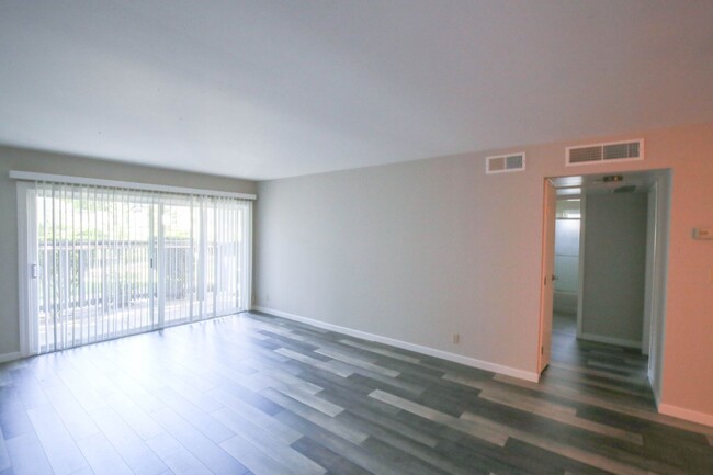 Building Photo - San Ramon Gardens Condo - 2 Bed and 1 Bath...