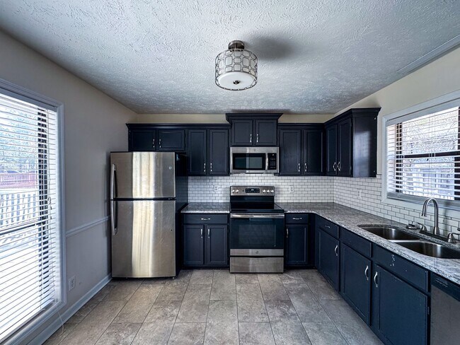 Building Photo - Beautiful 3 Bed 2 Bath Home with Fenced Backyard