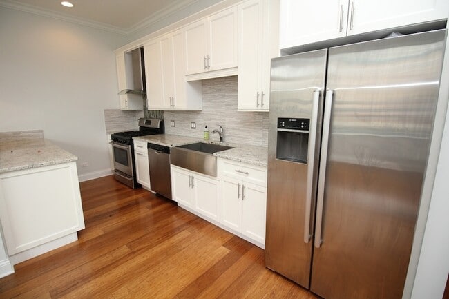 Building Photo - 1609 W Warren Blvd