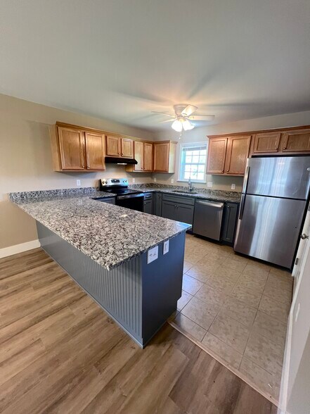 Kitchen w/ Granite Counter Tops - 505 Clear Creek Rd