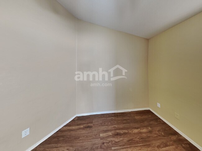 Building Photo - 1172 E Elm Rd