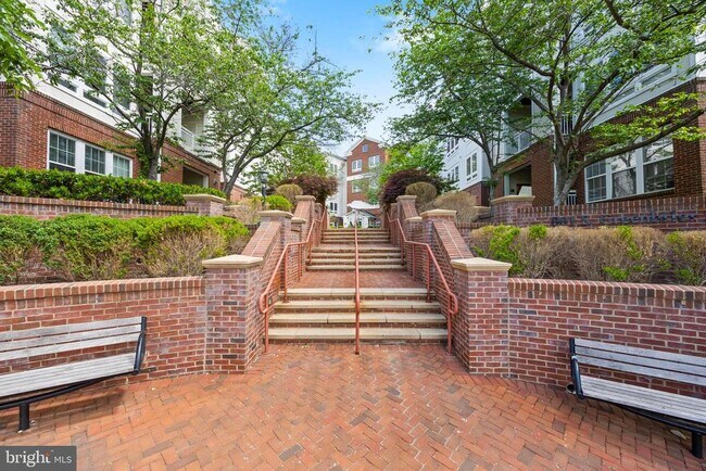 Building Photo - 801 S Greenbrier St