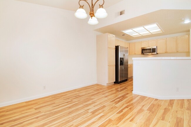 Building Photo - Spacious Townhome | Desirable Orange Location