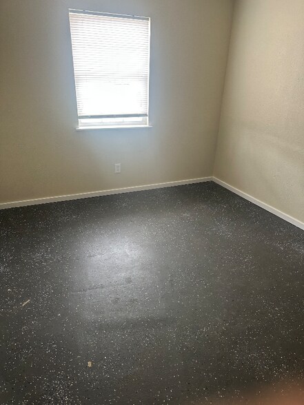 Building Photo - 1603 Azalea Cir