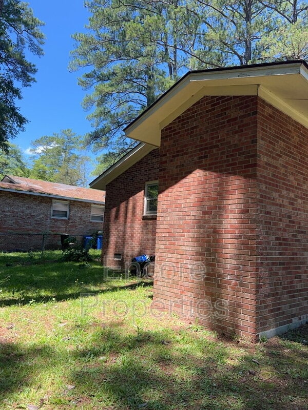Building Photo - 901 Weiss Ave