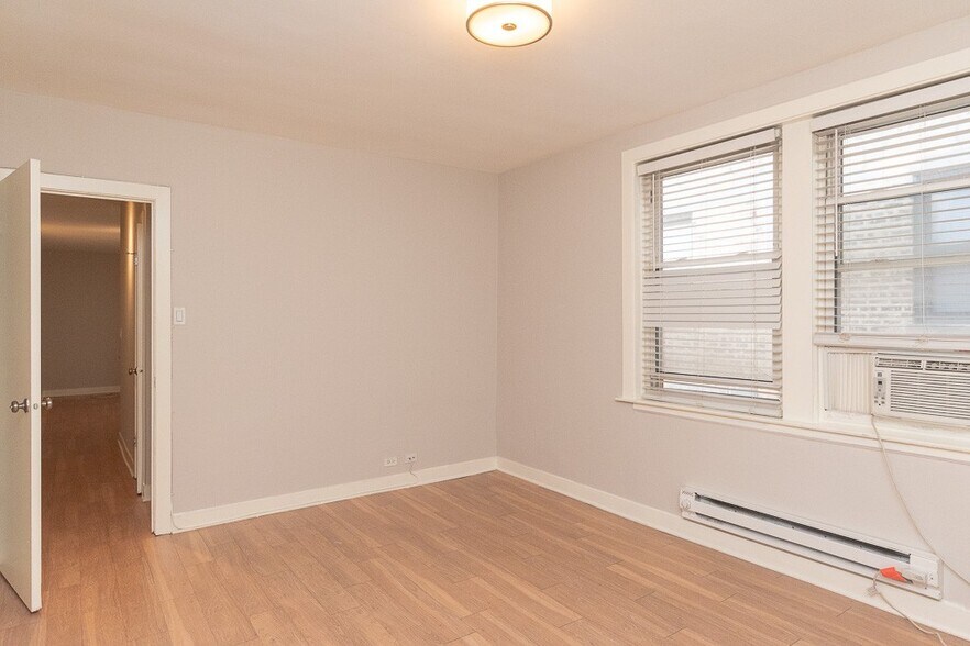 Building Photo - 511 W Belmont Ave