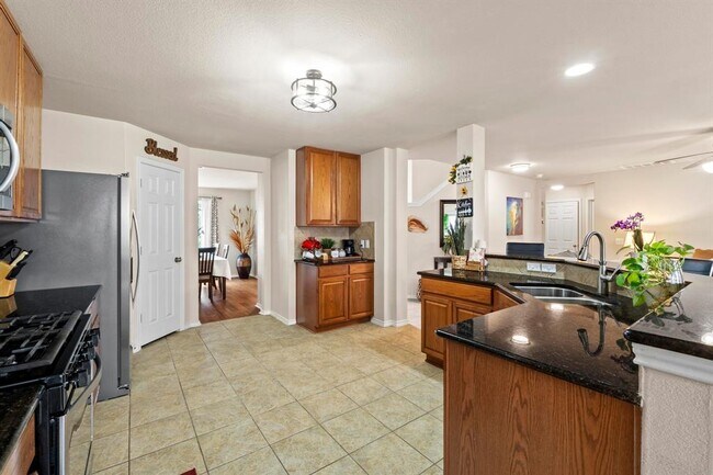 Building Photo - 525 Golden Creek Dr