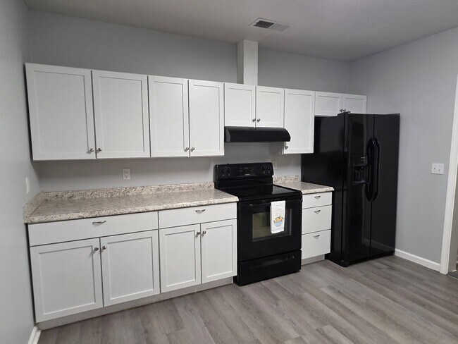 Building Photo - Country Living with Beautiful Oak Trees on Acreage!