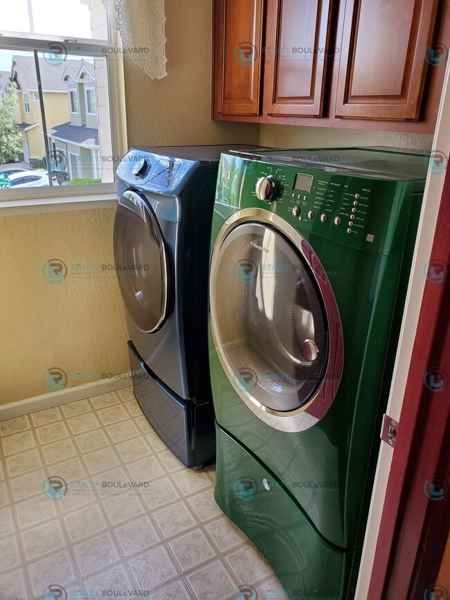 Building Photo - Move In Special: $1000.00 Off Move In! 4 B...