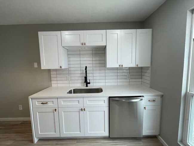 Building Photo - 1603 Benttree Dr
