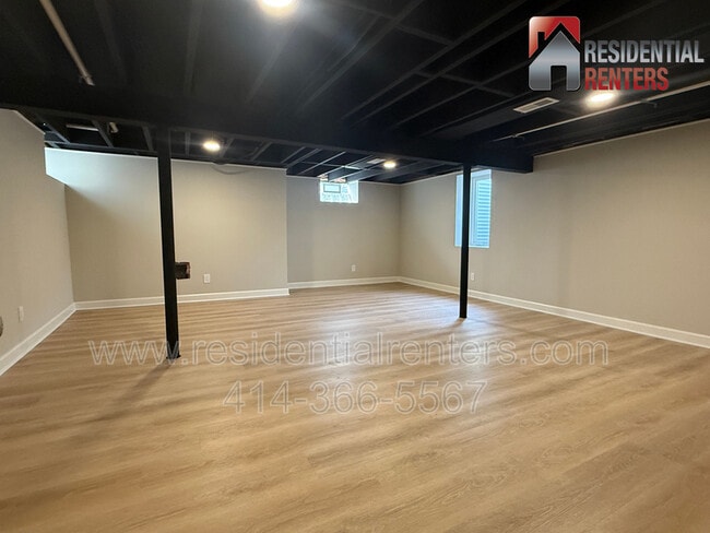 Building Photo - 205 N 165th St