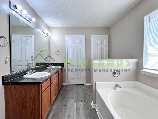 Building Photo - 523 Whitewater Dr