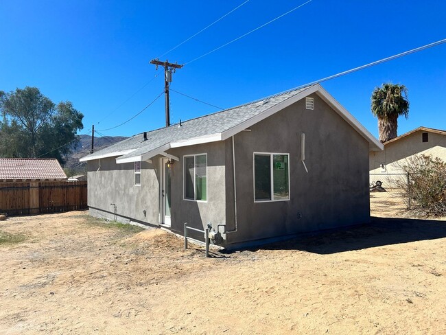 Building Photo - 2 Bedroom 1 Bath Home - Large Lot - Close ...