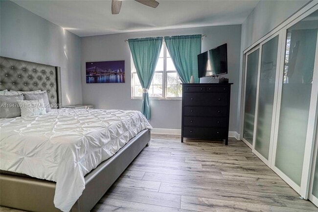 Building Photo - 1261 Presidio Dr