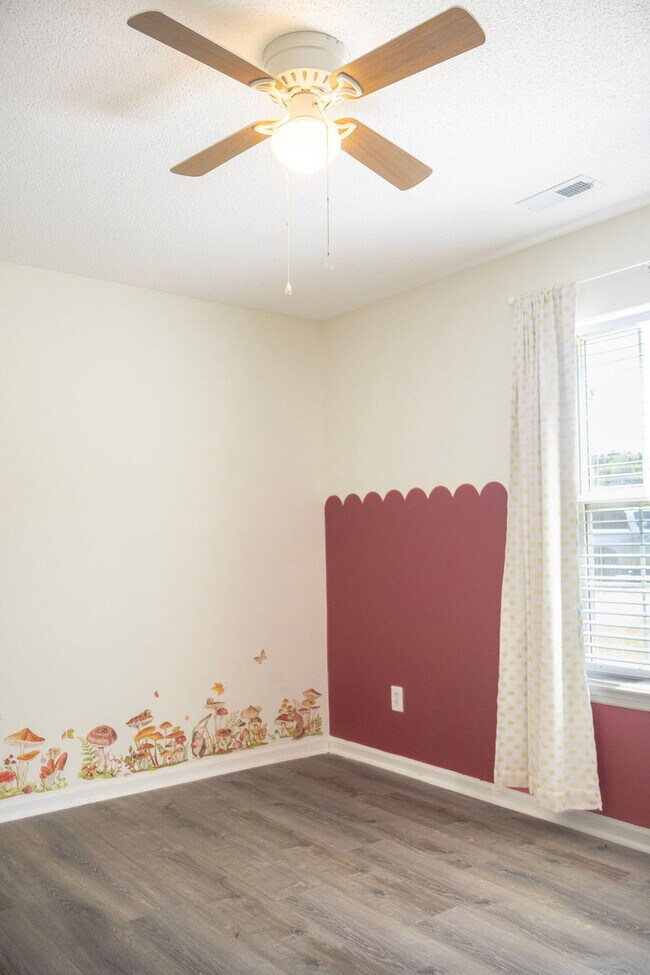 Building Photo - **HALF OFF FIRST MONTHS RENT**3 bedrooms, Fenced in backyard, 12x24 shed, NO breed restrictions!