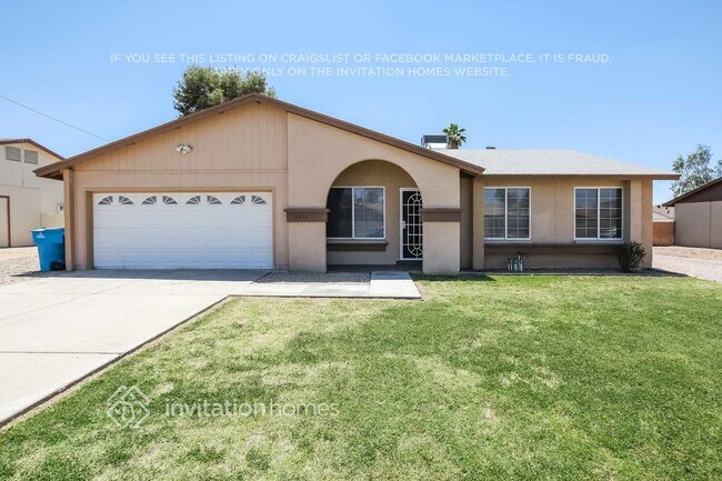 Building Photo - 2837 W Grovers Ave