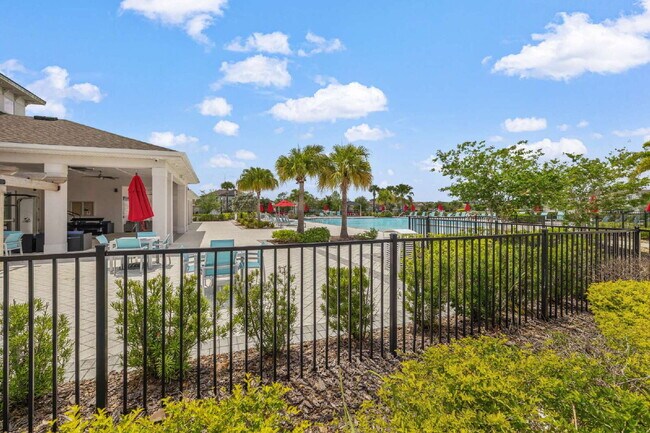 Building Photo - "Spacious 5-Bedroom Retreat in Tampa with 2.5 Baths and 2,215 Sq Ft of Comfort!"